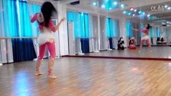 成人舞臀部热身视频教学,轻松入门,活力四射的舞蹈准备